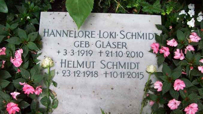 Grabstätte-Loki-Schmidt Grabstein von Altkanzler Helmut Schmidt