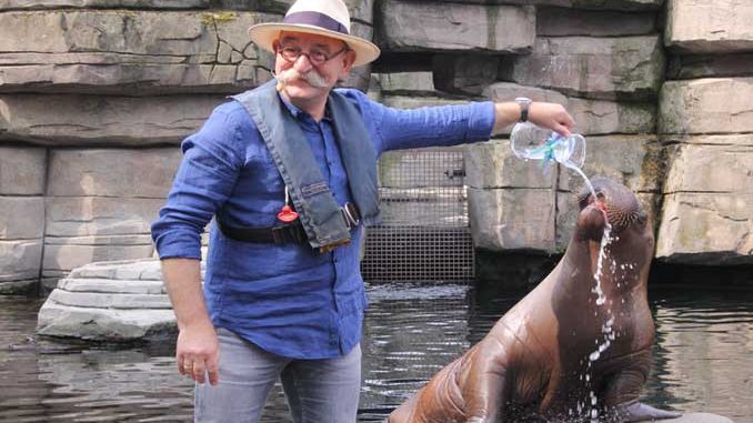 Horst Lichter bei der Walrossbaby-Taufe