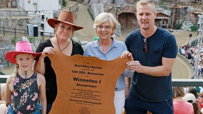 100000-Besucherin-2023-A-_51A6654 Geschäftsführerin Ute Thienel (2. von rechts) mit der Gewinnerin samt Gewinnerfamilie. Foto: ha/Karl-May-Spiele/Claus Harlandt