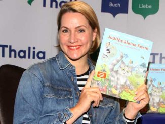 Judith Rakers zeigt stolz ihr erstes Kinderbuch "Judiths kleine Farm" vor. Foto: FoTe Press