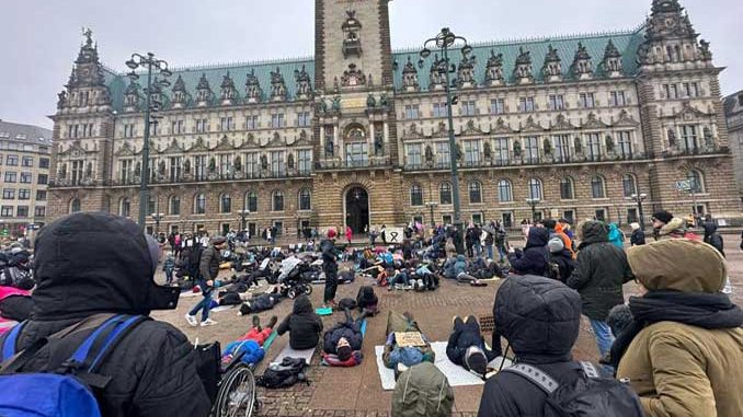 demo-vor-dem-rathaus-in-hamburg