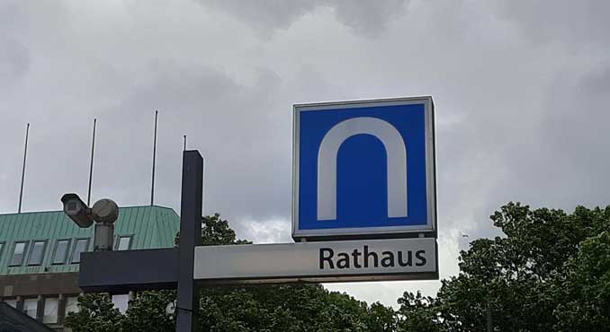 u-bahn-falsch-herum-schild